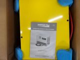 une boîte jaune contenant un cordon bleu et rouge