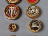de nombreux boutons de toutes sortes sur une surface grise