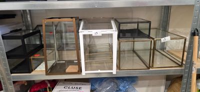 une étagère en métal surmontée de plusieurs vitrines