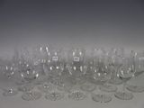 de nombreux verres à vin vides posés sur une surface blanche