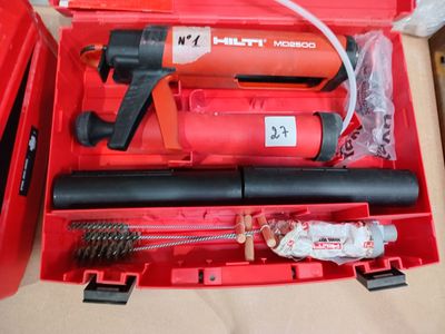une boîte à outils rouge avec des outils sur une table