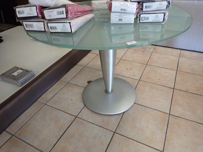 une table en verre sur laquelle sont posées de nombreuses boîtes
