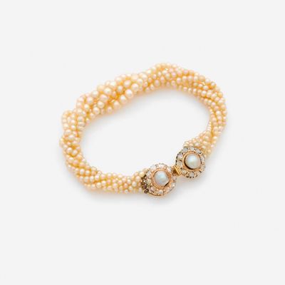 un gros plan d'un bracelet de perles sur fond blanc