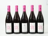 six bouteilles de vin sont alignées sur une surface blanche