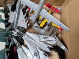 une boîte en carton remplie d'avions miniatures et d'autres jouets