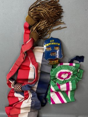 LOT : rubans, écharpe, insigne en laiton émaillé - Photo 1