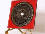 une horloge posée sur un support sur une table