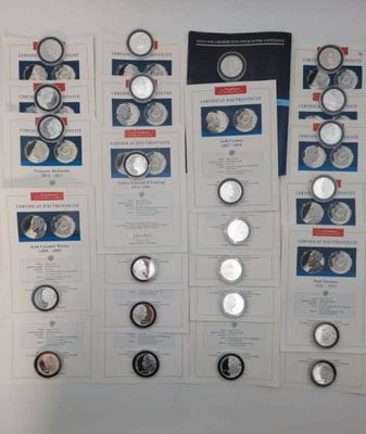 toutes ces pièces accrochées au mur