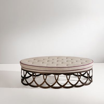 un pouf blanc posé sur une table blanche