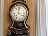 une horloge à chiffres romains accrochée au mur