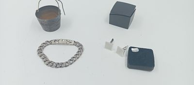 un grand nombre d'objets posés sur une table