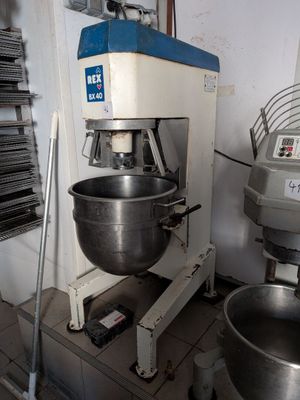 une photo d'une cuisine avec un mixeur et d'autres appareils
