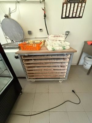 un réfrigérateur sur lequel sont posés plein de produits alimentaires