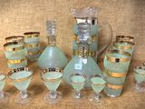 plusieurs verres et une carafe posés sur une table