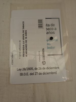 une étiquette au dos d'un sac sur laquelle est collé un autocollant