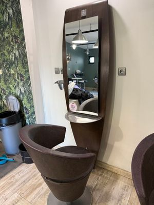 Lot comprenant : - 4 Postes de coiffure muraux en bois strat… - Photo 1