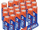 six piles de piles AA disposées les unes à côté des autres sur une surface blanche