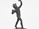 une image représentant une statue d'un homme tenant un ballon de basket