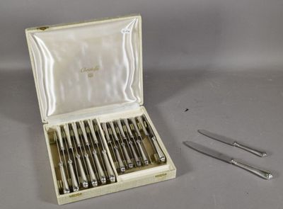 des couverts dans un coffret contenant une paire de ciseaux et une paire de pinces