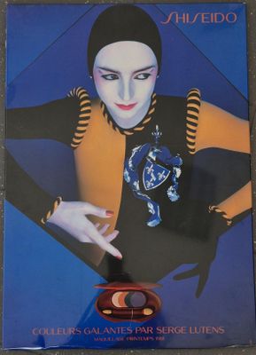 une image représentant une femme vêtue d'une tenue noire et orange