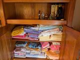 une armoire en bois sur laquelle sont posés de nombreux livres