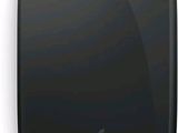 Une souris Apple est représentée sur une surface blanche, sur fond noir.