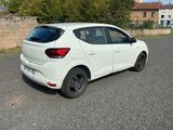 une voiture blanche garée sur le parking