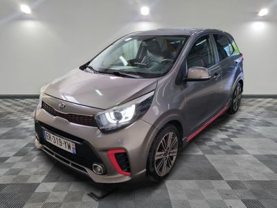 une voiture argentée garée dans un garage au sol en damier