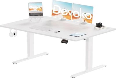 Le bureau est blanc et il y a deux écrans posés dessus.