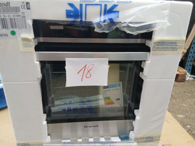 une photo d'un micro-ondes sur lequel est apposée une étiquette de prix
