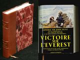 deux livres posés l'un à côté de l'autre sur une table