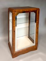 Vitrine basse en bois vitrée sur trois côtés. (photo 3)