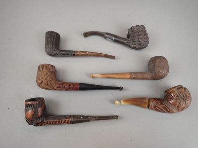 cinq types différents de tabacs à pipe posés sur une table