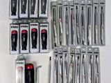 un grand nombre d'outils posés sur la table