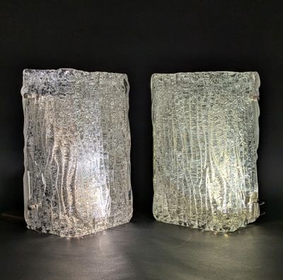 deux vases en verre posés sur une table