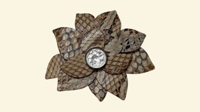 LALIQUE Broche en métal argenté et cuir brun et beige à déco…