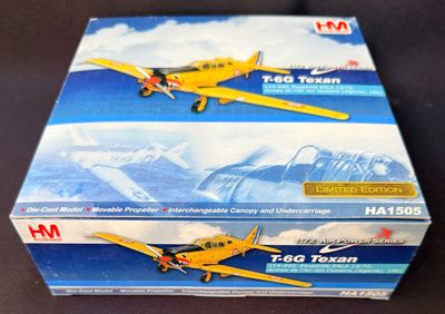 une boîte sur laquelle est posé un petit avion jaune