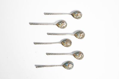 Six cuillères à entremet en argent au manche torsadé ornées …