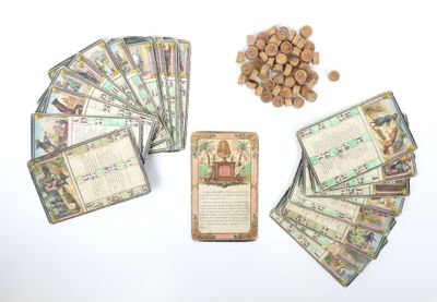 beaucoup de cartes et quelques noix sur la table