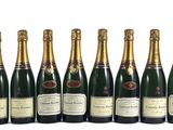 six bouteilles de champagne sont alignées