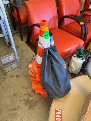 beaucoup de chaises et un sac posés dans une pièce