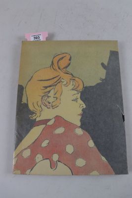 une photo d'une photo représentant une femme en robe à pois
