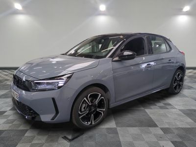 une voiture grise est garée sur le sol à carreaux d'un garage