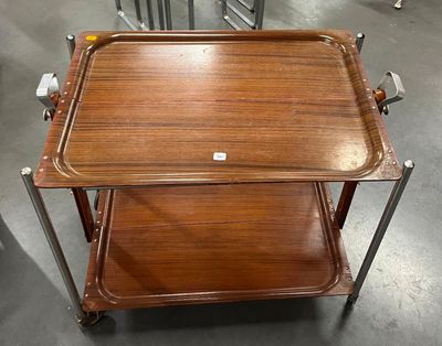 une table en bois sur laquelle est posé un plateau, au milieu d'une pièce