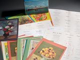 un lot de cartes posées sur une table