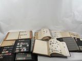beaucoup de timbres sur les pages d'un livre