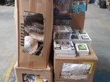 de nombreux cartons empilés les uns sur les autres dans un entrepôt