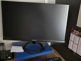 deux écrans d'ordinateur et un clavier sur un bureau