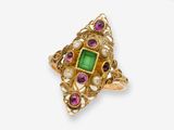 une image représentant une bague en or sertie d'une pierre verte entourée de perles