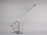 l'image d'une lampe posée sur une table